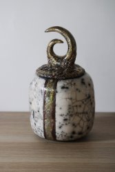 Boîte en céramique raku par Violeta Stepanovic