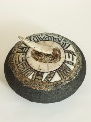 Boîte en céramique raku par Violeta Stepanovic