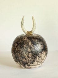 Boîte en céramique raku par Violeta Stepanovic