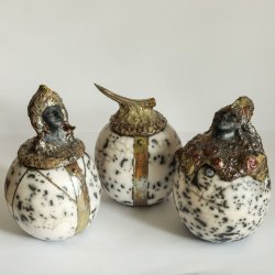 Boîtes en céramique raku par Violeta Stepanovic
