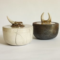 Boîtes en céramique raku par Violeta Stepanovic