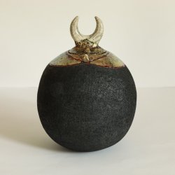 Boîte en céramique raku par Violeta Stepanovic
