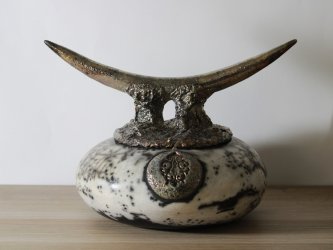 Boîte en céramique raku par Violeta Stepanovic