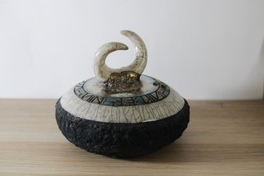 Boîte en céramique raku par Violeta Stepanovic